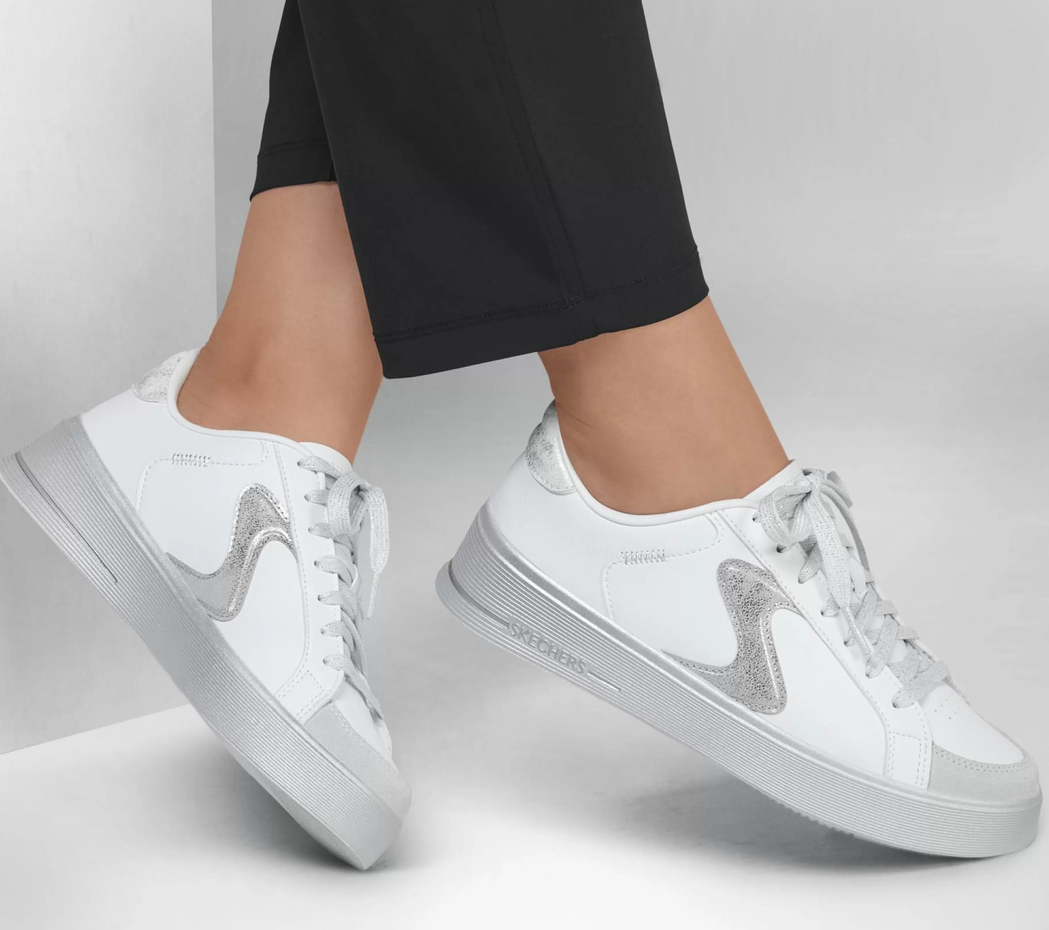 Com Atacadores | Sapatilhas Casuais | SKECHERS Hiland - Quite Chic BRANCO / PRATEADO